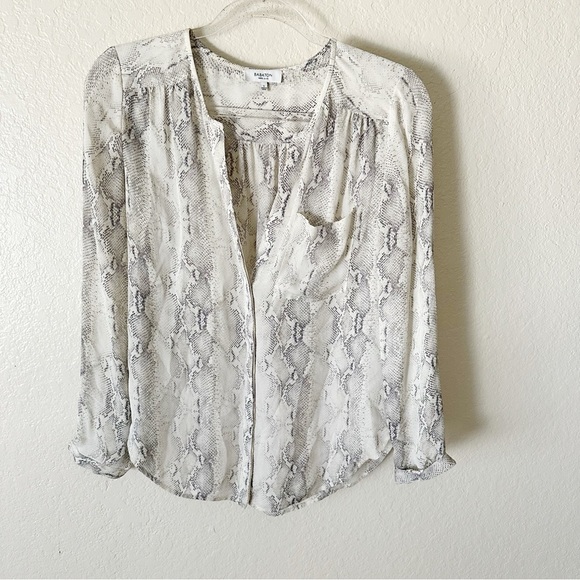 Aritzia Tops - Aritzia Babaton 100% silk Buttoned Blouse size S